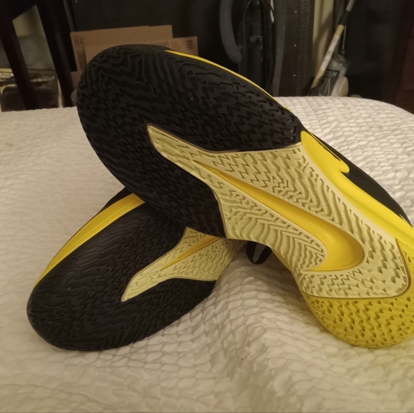 Nike Men's Precision VII "Black/White/Yellow Basketball Shoes - Picture 3 of 7